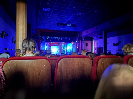 Wycieczka na spektakl teatralny pt.: ,,Baśnie z dalekiego  wschodu''.